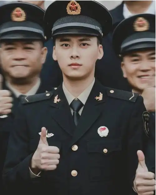 最帅的男明星军装,军装最帅的十大男明星-图片大观-奇异网