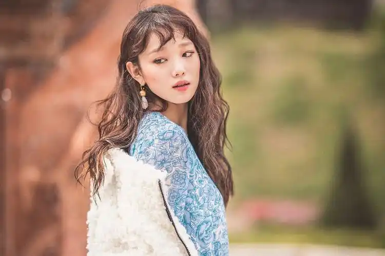 李圣经画报拍摄花絮照曝光!这泡面头太抢视线!欧尼pose超专业!