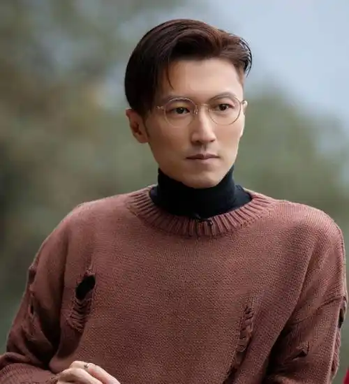 留长发却不"娘"的10位男明星,个个五官硬朗,野性又帅气_谢霆锋_王杰