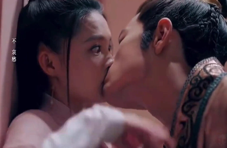 肖战李沁吻戏片段曝光壁咚强吻画面高甜