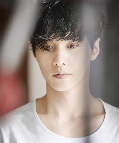 《蓝色生死恋》元斌12年没有新作品,近照44岁长出24岁的脸太帅了_网友