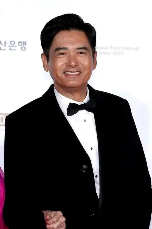 周润发夫妇高调亮相韩国红毯!64岁妻子穿芭比粉扮嫩,长相太精明