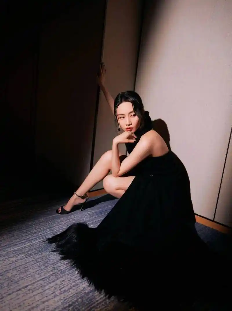 明星写真:刘惜君黑色抹胸高开叉长裙美拍,一字带高跟鞋优雅婀娜_身材