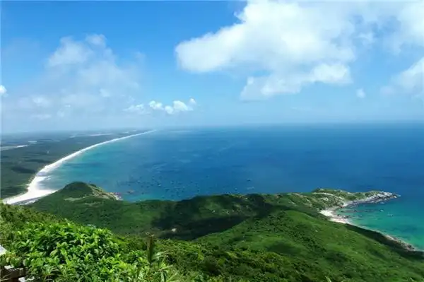 蓝天白云下三亚美丽的大海风景图片