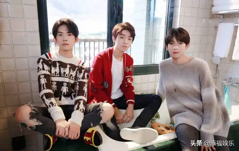 原来tfboys在舞台当天坐的是同一桌,电视太懂粉丝的心情了_合体_组合