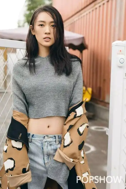 印花运动鞋 etro→糖果色链条包 jimmy choo→浅色牛仔裤 3.