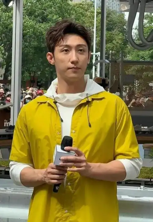 街头偶遇黄景瑜:帅气逼人,小头巨显身高,身材超绝引关注!