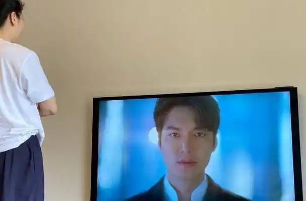 原创张智霖发自拍直言想剪短发被身后袁咏仪抢镜网友表示别让靓靓剪