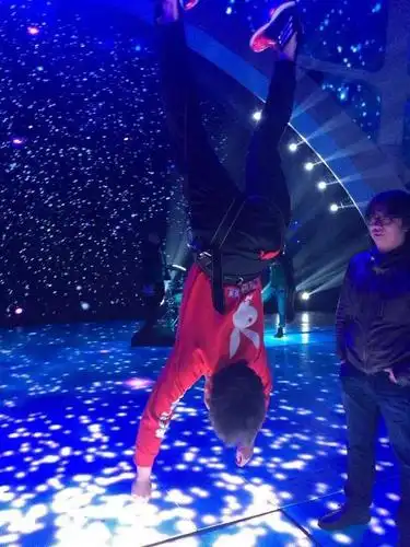 [华晨宇][新闻]150203 华晨宇亮相湖南卫视华人春晚 彩排吊威亚