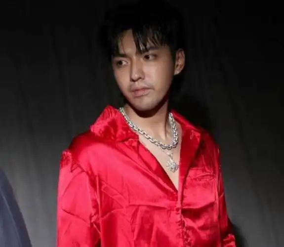 留胡子最男人的还是属吴亦凡了.