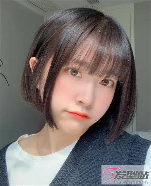 齐嘴角长度波波头短发,有经典刘胡兰发型既视感,但要是你不剪波波头