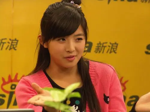 "乖乖女"张含韵做客新浪,与网友分享了她的全新个人专辑《青春无敌》