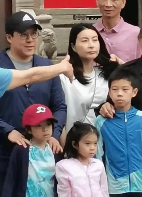 霍家清明扫墓,都穿运动服,霍中曦身高惊人,个头已到妈妈肩膀_郭晶晶