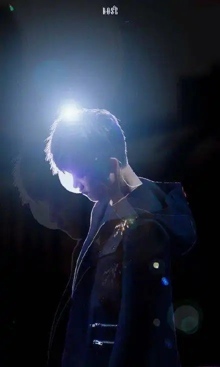 1 / 9 易烊千玺剪影小合集果然好看的人连影子也是好看的~绝!