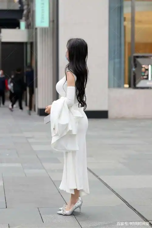 白色连衣长裙搭配银色高跟鞋,唯美大方,塑形又典雅!