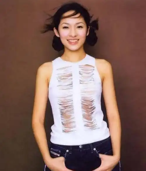 萧亚轩:17岁已是"人间尤物",20年换17任,如今焕发事业第二春