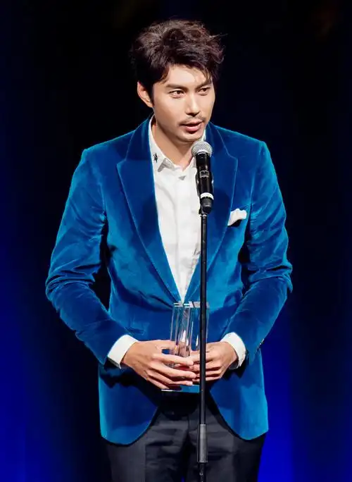 艾伦身着xuanprive男装获最佳男演员奖