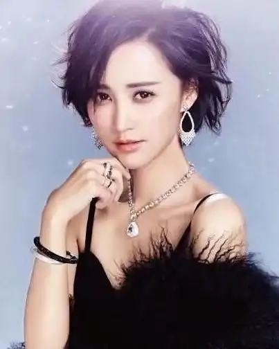 温婉秀雅的张歆艺,端庄大方,青春靓丽的写真照!