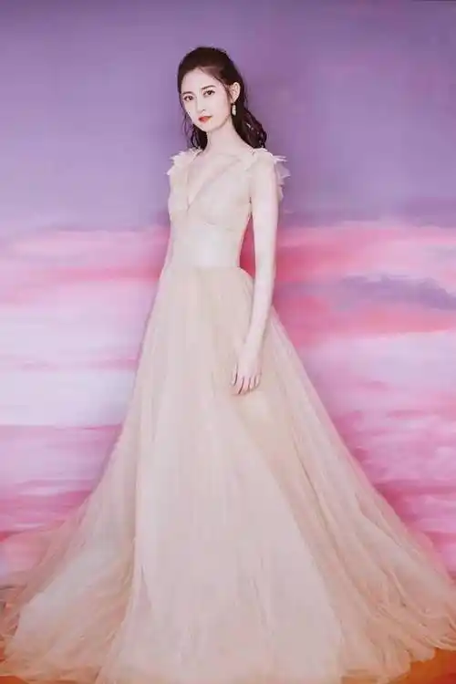 陈钰琪也失误了穿卫衣扎丸子头甜美少女却被一件皮裤毁了所有