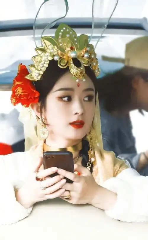 【赵丽颖最近几天多款不同造型观感 穿搭百变>】她最近真是有好多新的