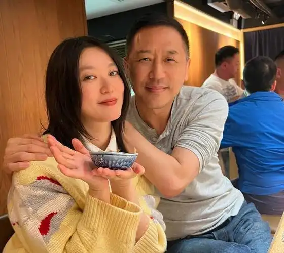 恰好临近21周年纪念日,演员黄璐晒出了跟唐先生的最新合影,两人小酌一