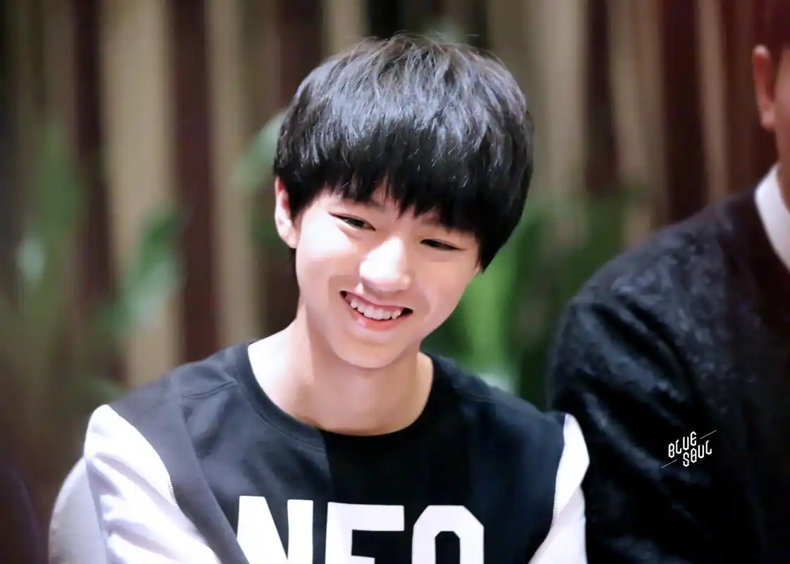 王俊凯这几张萌萌哒,笑起来眼睛里像沉浸了银河的璀璨