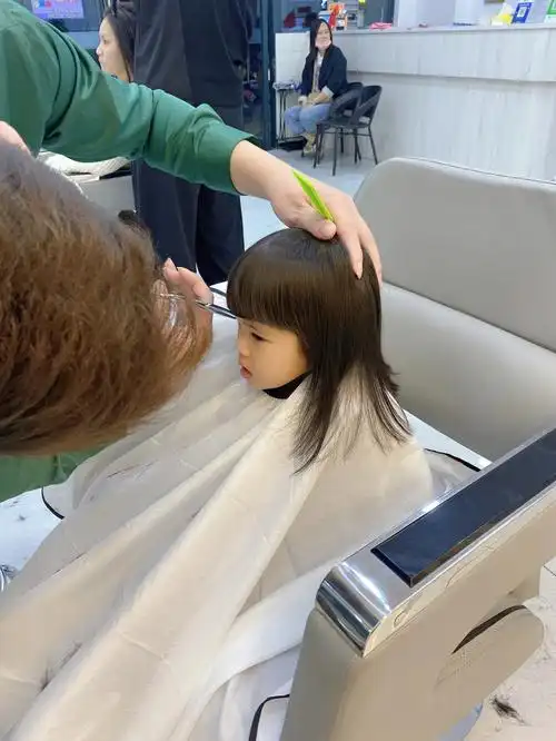 宝宝第一次在理发店剪头发69