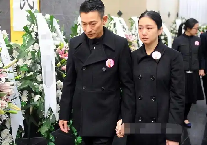 回顾豪门千金朱丽倩携亿万身家嫁给刘德华46岁高龄产子今怎样了