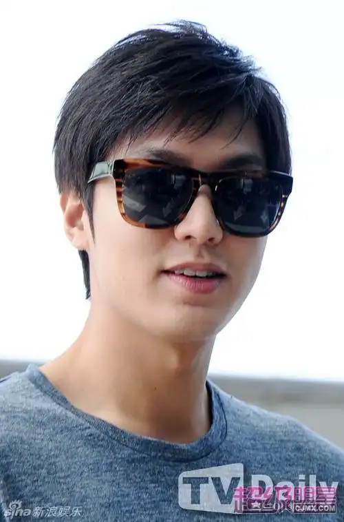 组图:李敏镐利落短发亮相 笑容不断酒窝甜