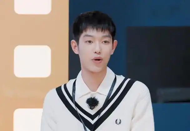 无限超越班24人被力捧导师配合演戏龙女郎藏不住了