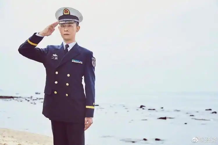 张译晒当兵旧照祝战友们节日快乐|张译|建军节-大陆