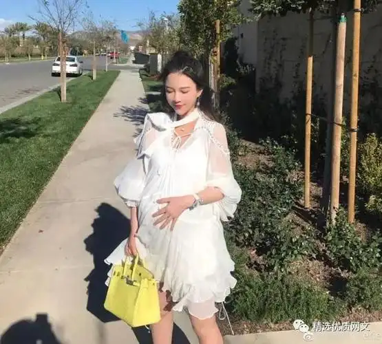 (来自:烫手煽娱)雪梨的皮肤并没有因为怀孕而长痘痘,变粗糙.