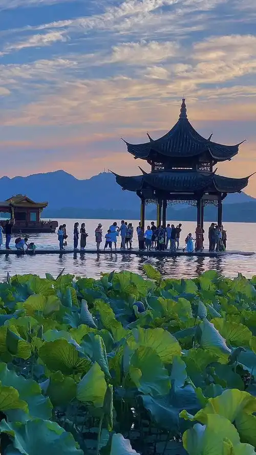 这个夏天总要来趟杭州吧,吹吹西湖的晚风,看看西湖的日落,杭州西湖