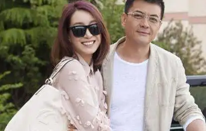 因为一次拍戏当中王新军出轨了秦海璐,之前对唐静的承诺也消散了,因为