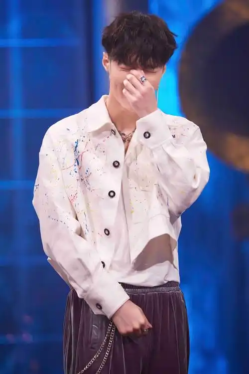 张艺兴酷帅现身《这!就是街舞》发布会