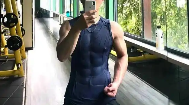 44岁大妈迷恋28岁小伙转账400多万后称他有腹肌我