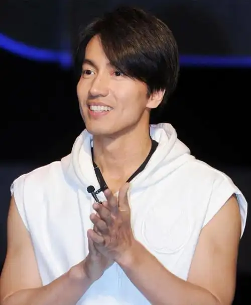 发布会上言承旭一头短发配上他爱穿的白衣背心造型,整个人看起来