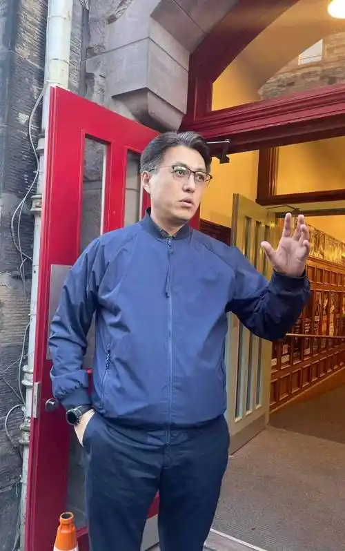 靳东满头白发怎么老成这样了?你看像不像六十多岁?