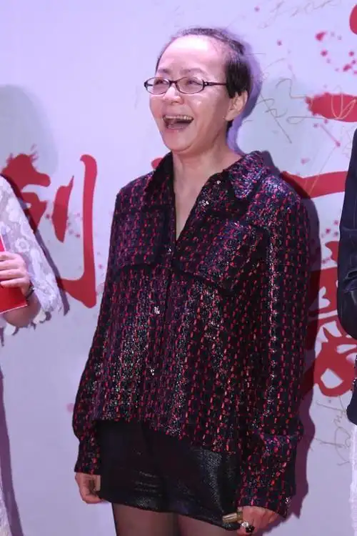 宋丹丹的身材真不像是奶奶辈的人,短裤配长靴,身材好纤细|夹克|小香风