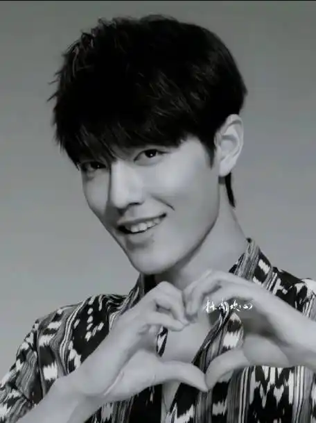 肖战花式比心合集哈哈可可爱爱的 小飞侠们请查收#肖战#肖战超话ty-桃