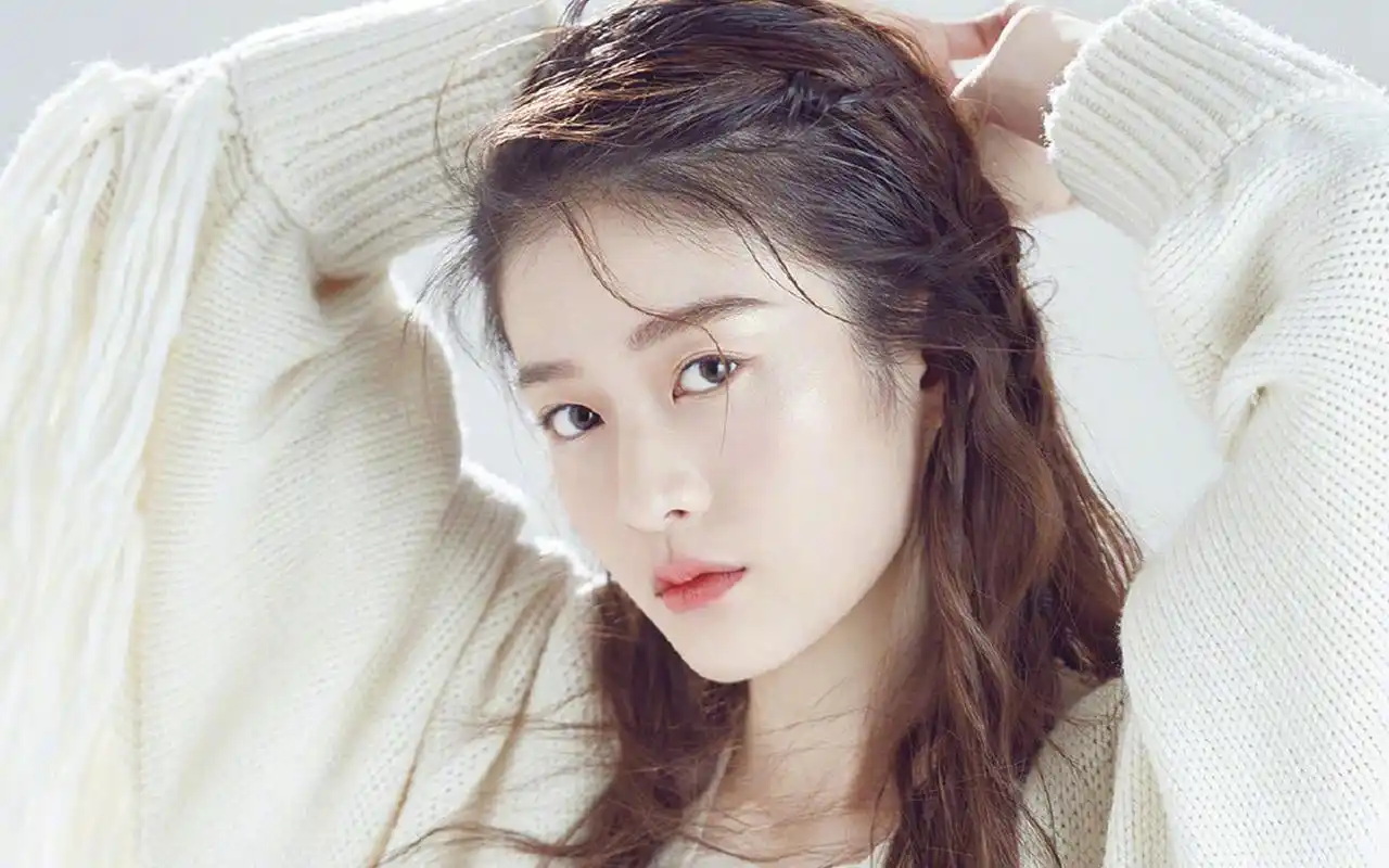 张雪迎轻熟风性感写真图片桌面壁纸