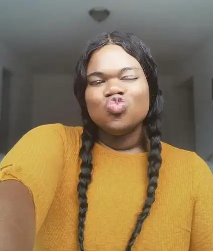 她被骂"黑胖丑"!却被ck官宣成新任模特,xxl号身材却颠覆审美_贾里·琼