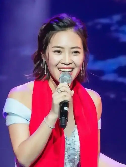 云朵:被刀郎养了整整10年,歌手舞台公开踢馆,为师傅一雪前耻-度小视