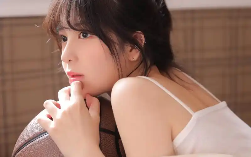 夏日吊带美女图片桌面壁纸