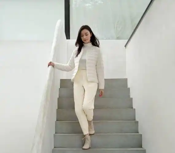 倪妮黑裙配红妆太美!一排锁骨抢镜,平胸却有韵味