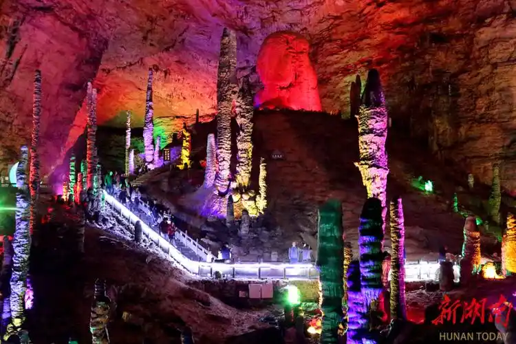 游龙宫拜龙王,张家界黄龙洞景区龙年春节人气旺