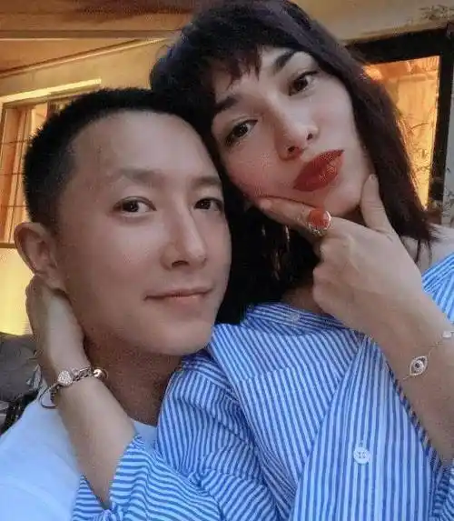 韩庚夫妇不受"催生"传闻影响,晒度假照甜蜜自在,35岁卢靖姗长腿优越