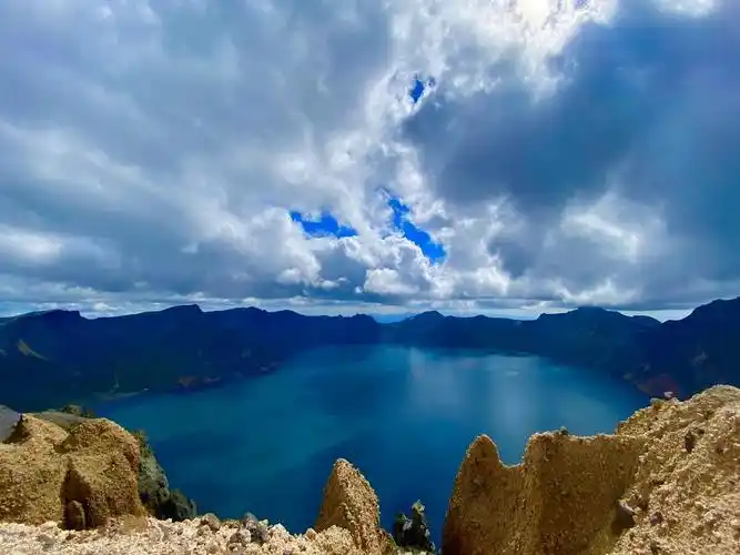 长白山天池风景区位于吉林省白山市很美的风景一定要在天气好的时候爬