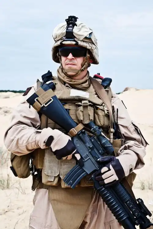 拿着枪的特种兵