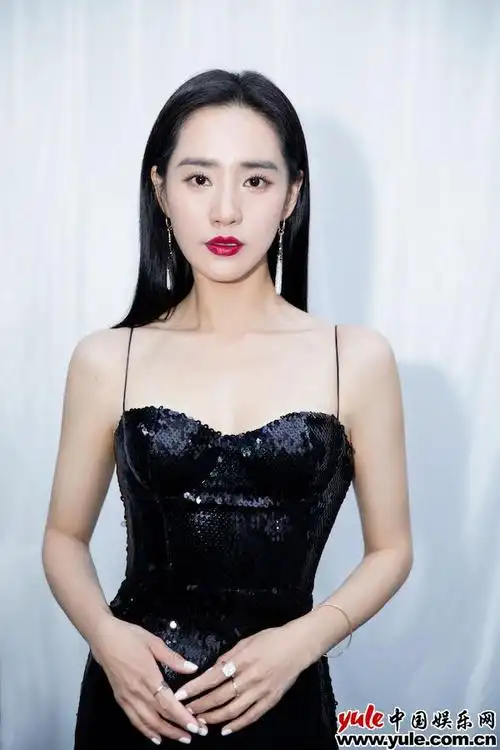 王智出席百花奖曲线窈窕主演公益短片形象颠覆